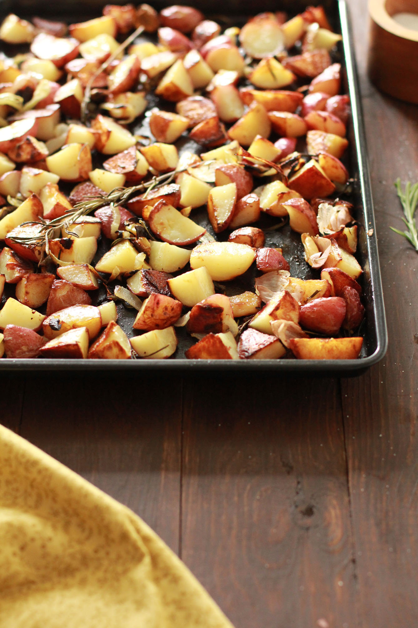 rosemary-garlic-roasted-potatoes-06